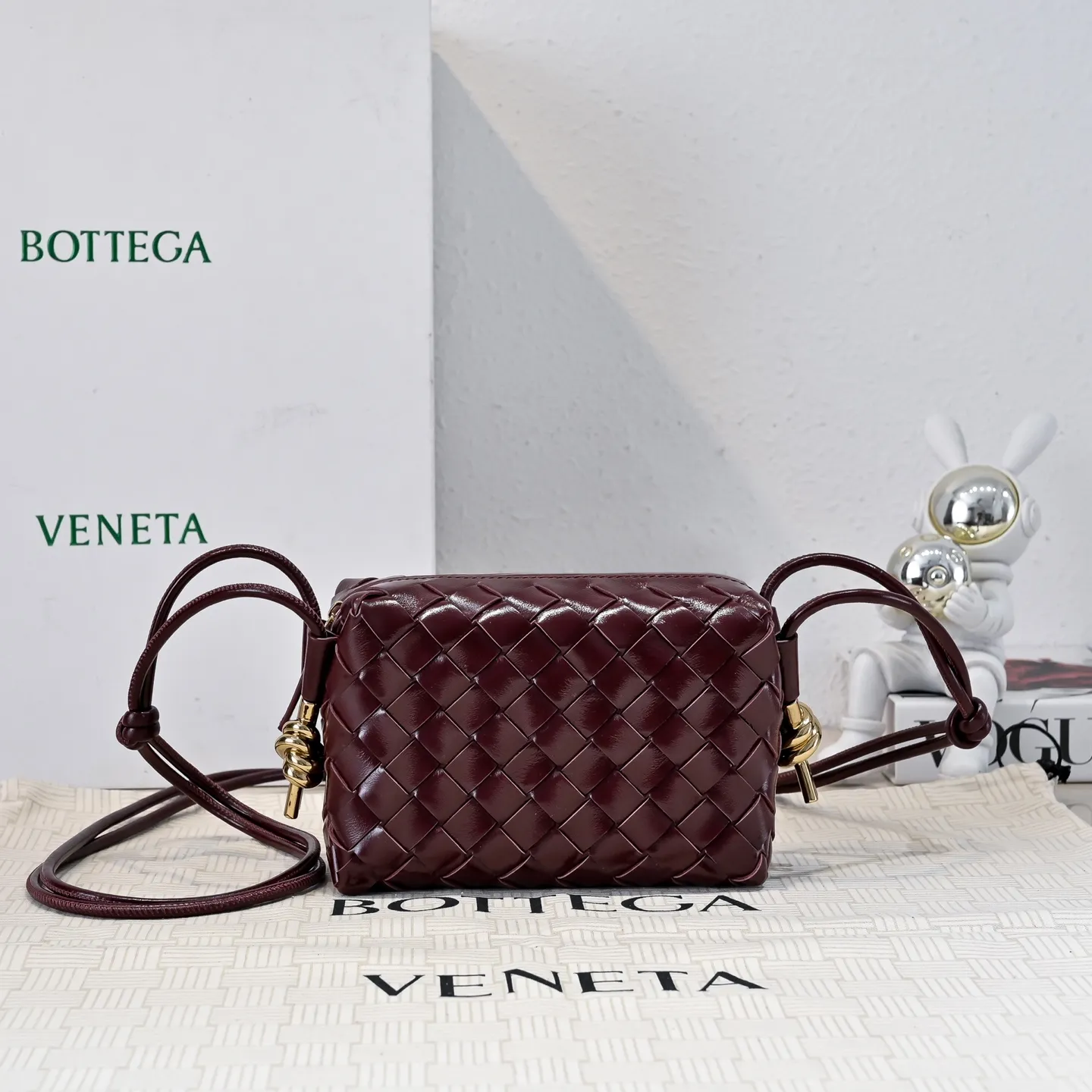 Batch 1560 𝗕𝗼𝘁𝘁𝗲𝗴𝗮 𝗩𝗲𝗻𝗲𝘁𝗮———— The latest version of the loop camera bag💥 from BV’s King of Cost-Effectiveness counter, large woven texture➕Ultra-high quality cow wax leather as always, with zipper, hardware decoration on both sides, adjustable drawstring, especially suitable for the tummy💫Can hold anything, very light weight, suitable🈴️for girls of all ages, size: 17*10*6cm Style number: 6125